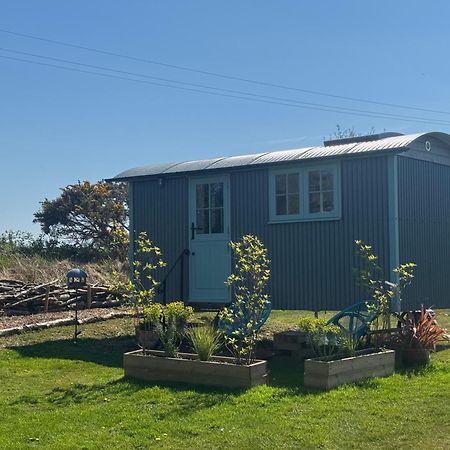 Toms Hut And Robins Rest Shepherd Huts Near ウェイドブリッジ エクステリア 写真