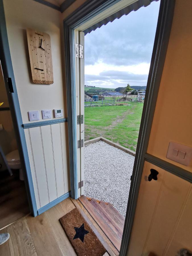 Toms Hut And Robins Rest Shepherd Huts Near ウェイドブリッジ エクステリア 写真