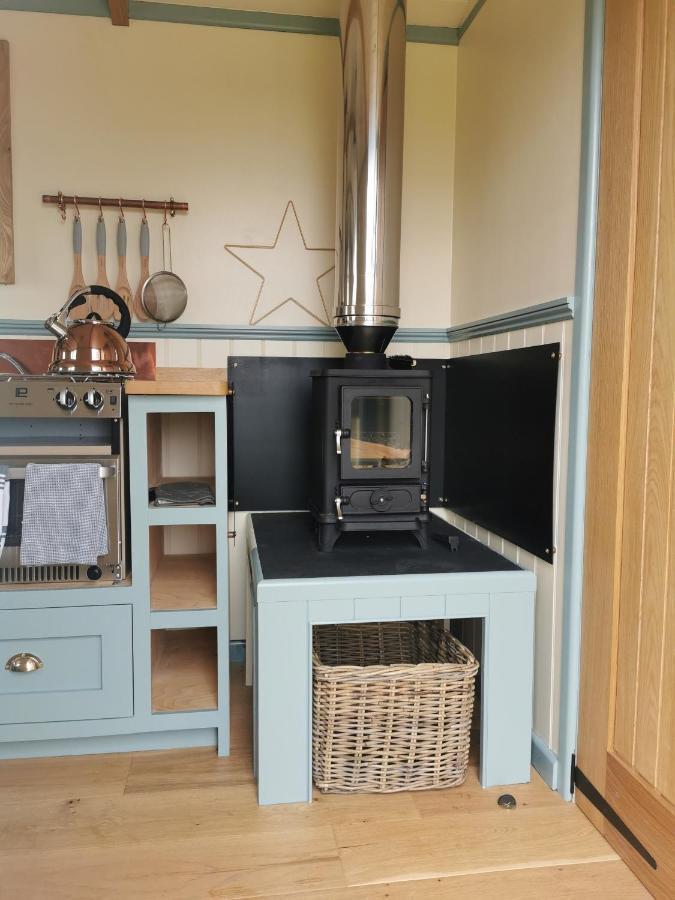 Toms Hut And Robins Rest Shepherd Huts Near ウェイドブリッジ エクステリア 写真