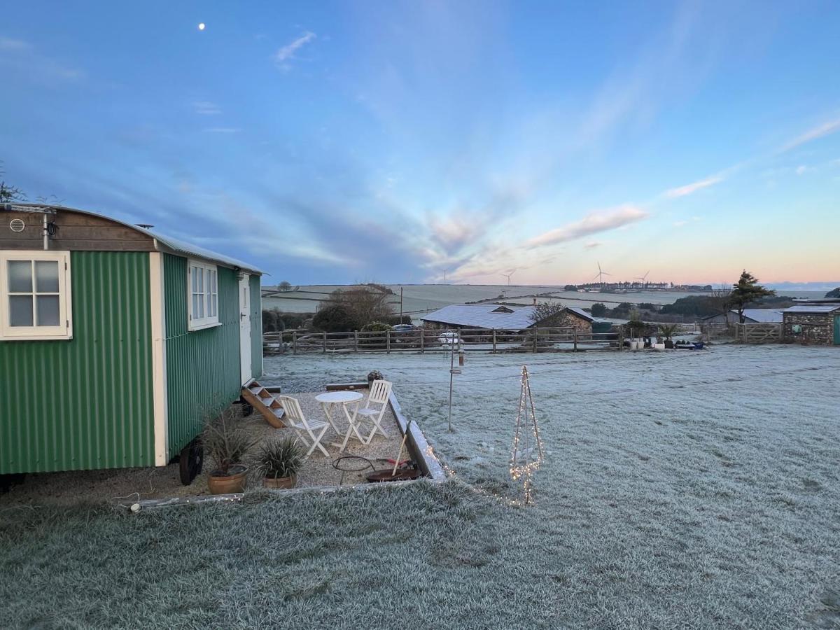 Toms Hut And Robins Rest Shepherd Huts Near ウェイドブリッジ エクステリア 写真