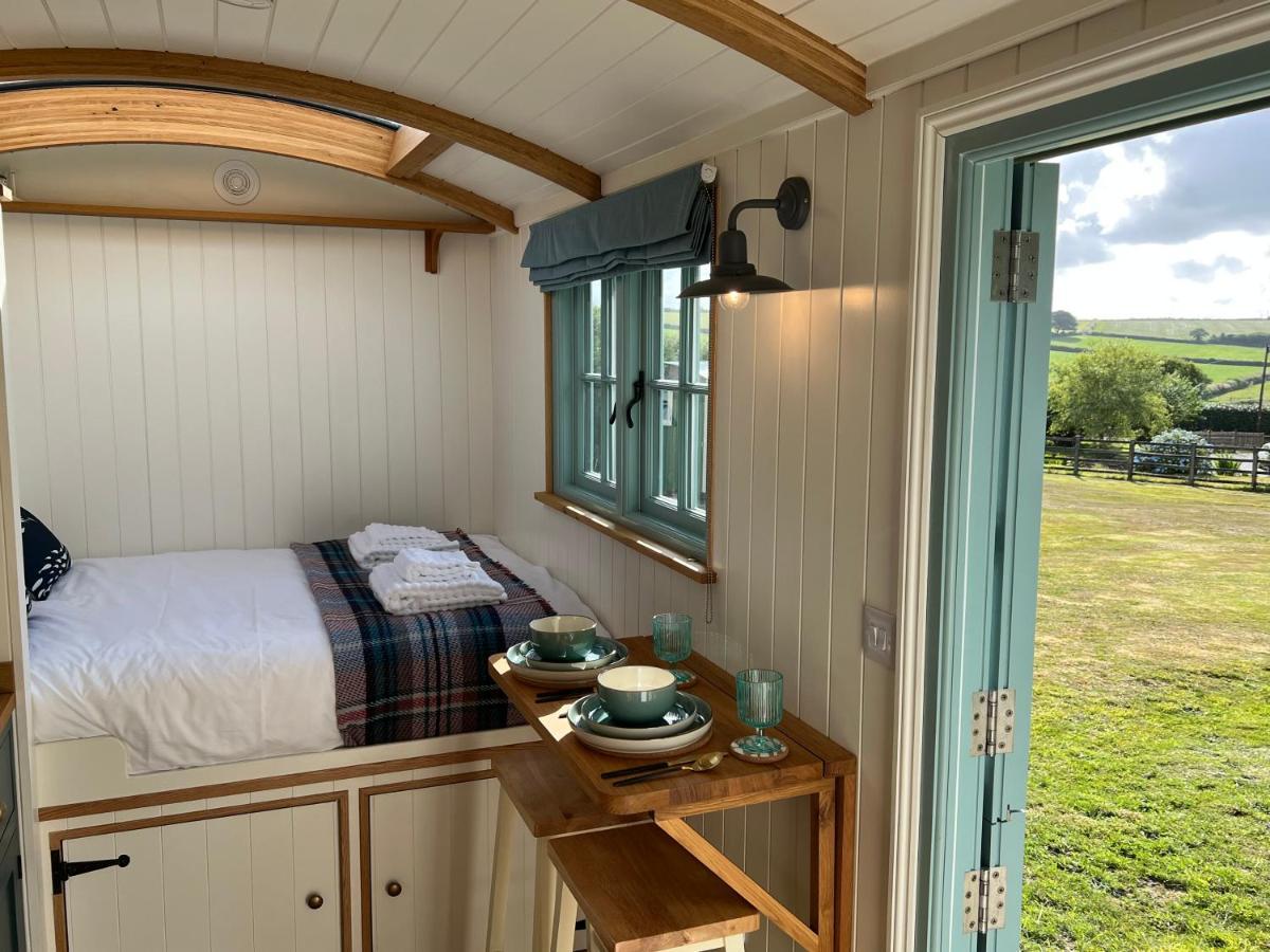 Toms Hut And Robins Rest Shepherd Huts Near ウェイドブリッジ エクステリア 写真