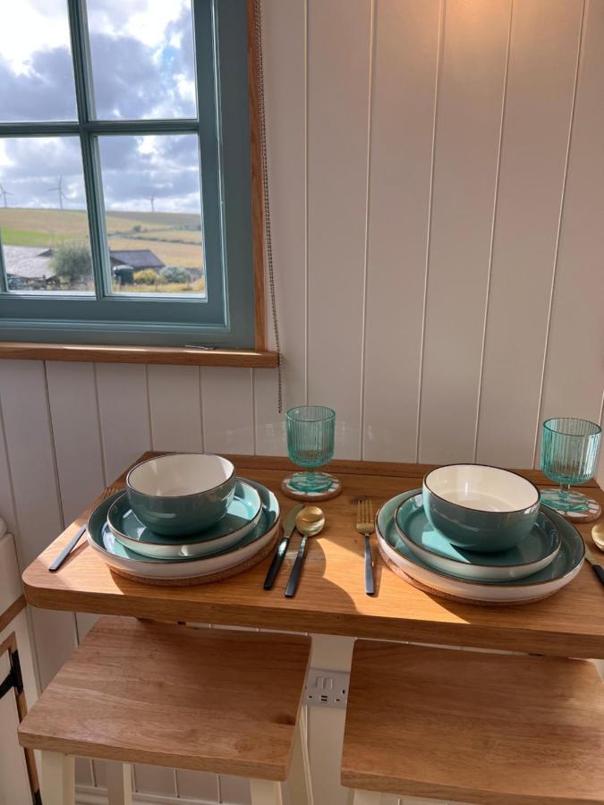 Toms Hut And Robins Rest Shepherd Huts Near ウェイドブリッジ エクステリア 写真