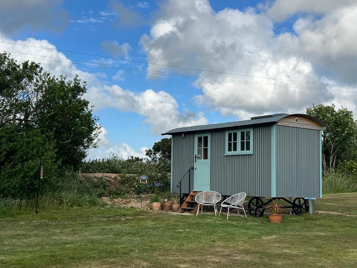 Toms Hut And Robins Rest Shepherd Huts Near ウェイドブリッジ エクステリア 写真