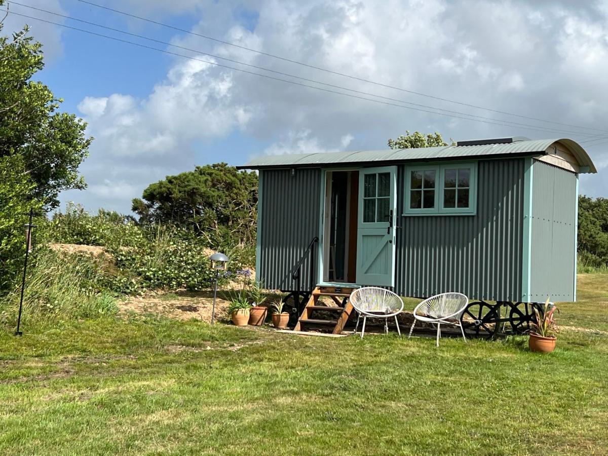 Toms Hut And Robins Rest Shepherd Huts Near ウェイドブリッジ エクステリア 写真