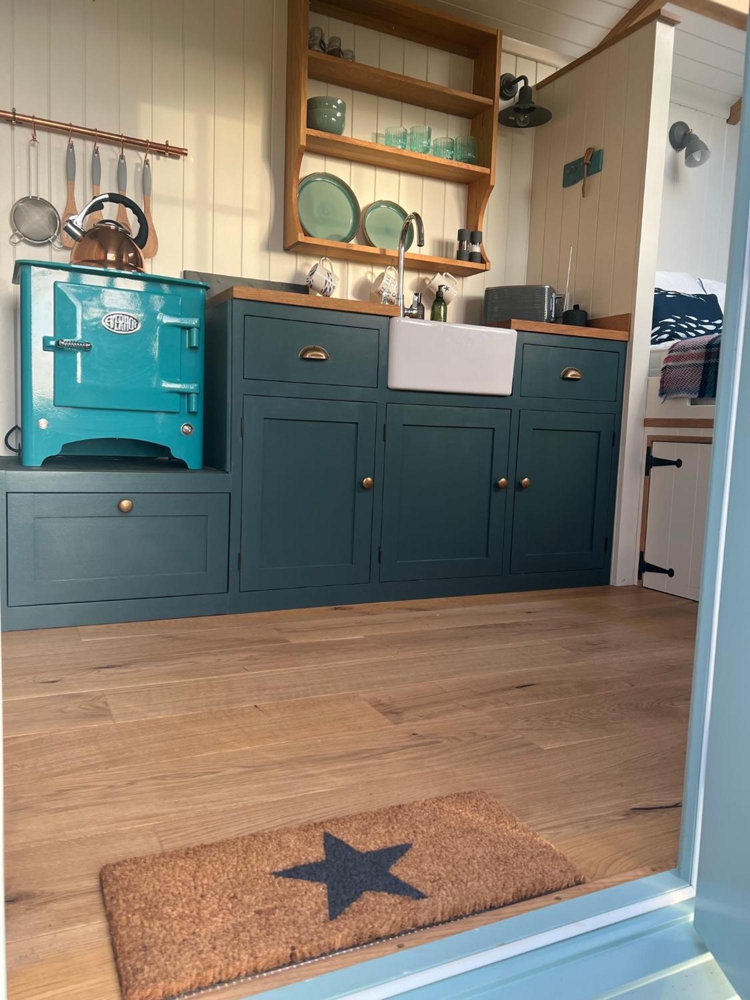 Toms Hut And Robins Rest Shepherd Huts Near ウェイドブリッジ エクステリア 写真