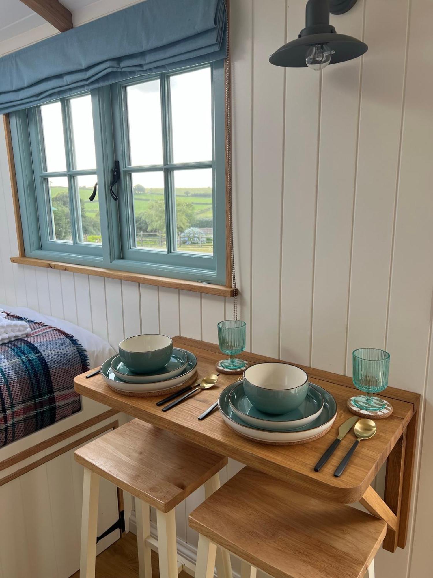 Toms Hut And Robins Rest Shepherd Huts Near ウェイドブリッジ エクステリア 写真