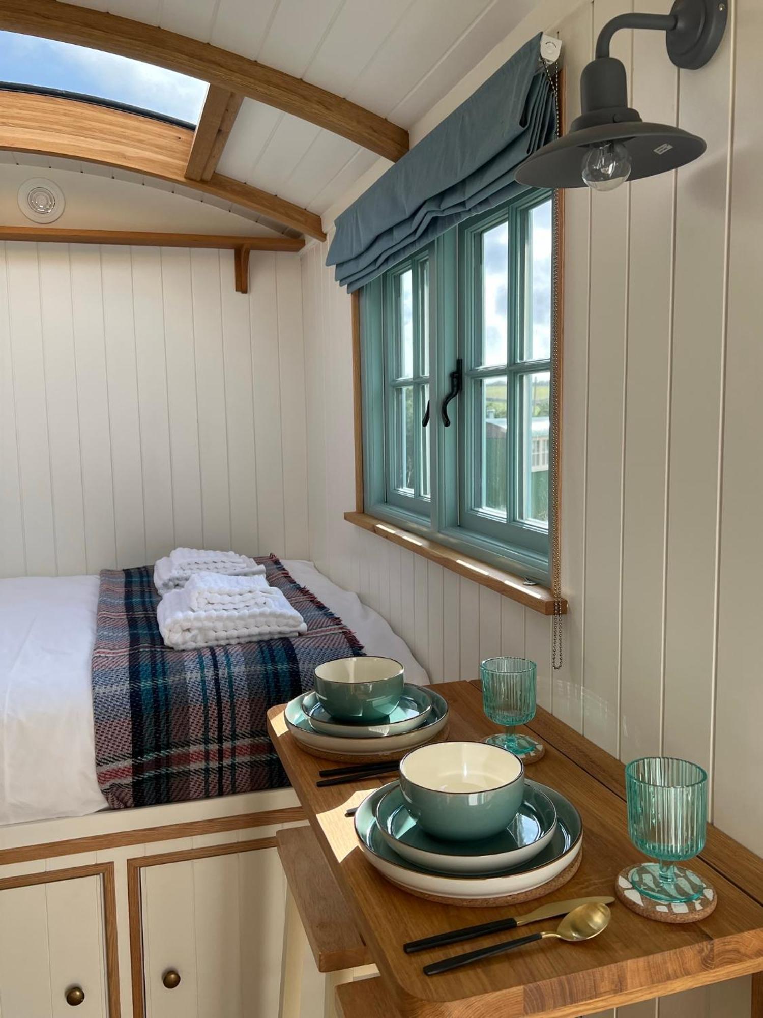 Toms Hut And Robins Rest Shepherd Huts Near ウェイドブリッジ エクステリア 写真
