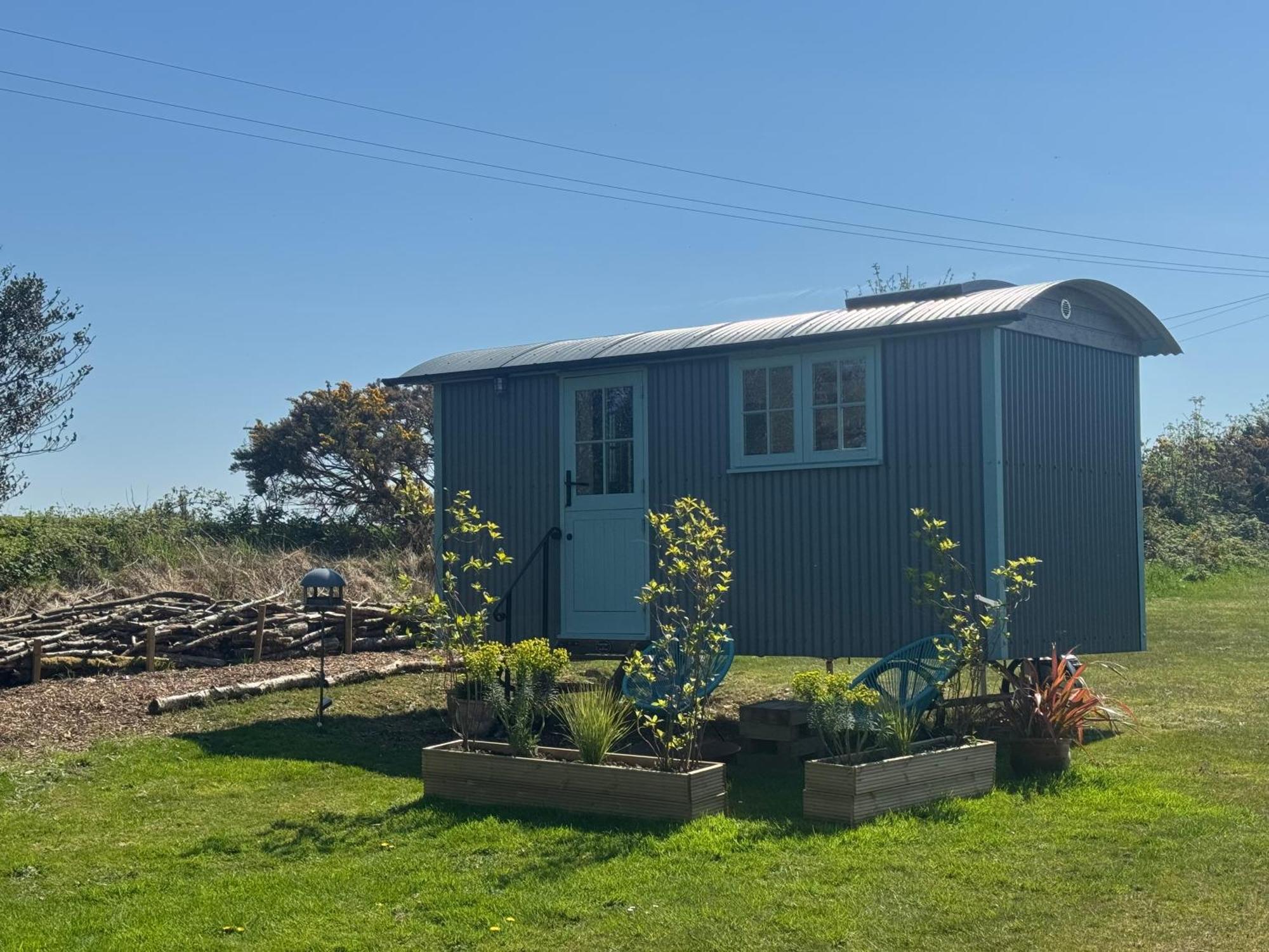 Toms Hut And Robins Rest Shepherd Huts Near ウェイドブリッジ エクステリア 写真